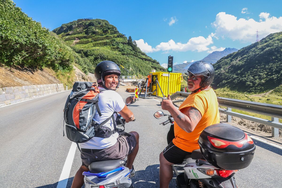 Fuhren als Erste über den Pass: Falco (l.) und Abdi.⇒vn/steurer