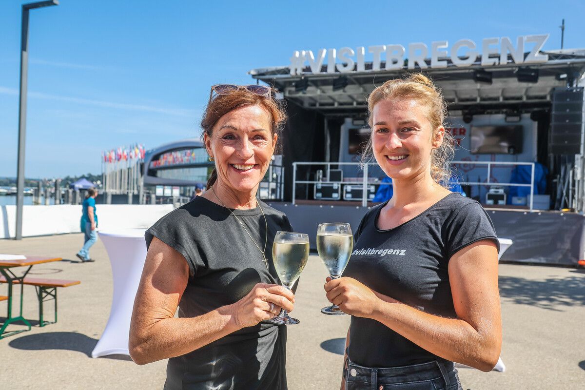 Gastronomin Veronika Hehle und Tabea Peters (Stadtmarketing Bregenz) hoffen auf ein sonniges Wochenende. VN/Steurer