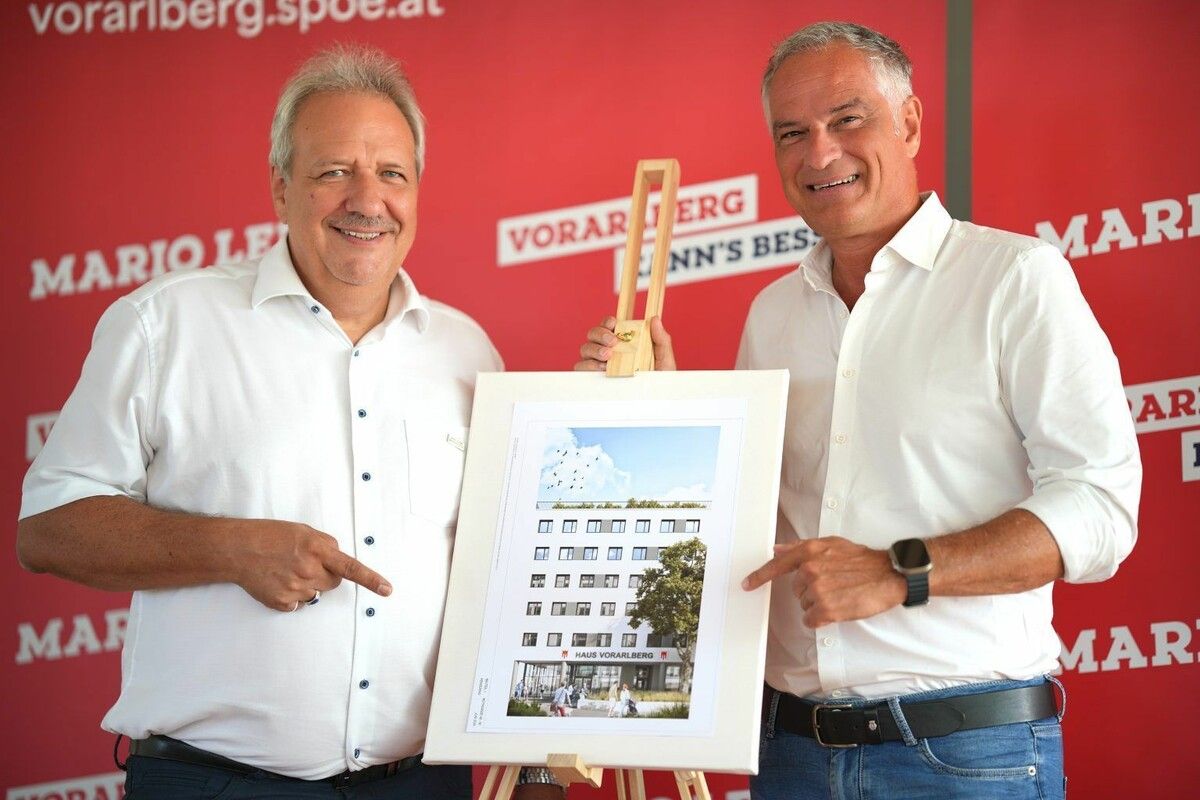 Gehbauer (links) und Leiter präsentieren die Detailpläne zum „Haus Vorarlberg”. ⇒SPÖ