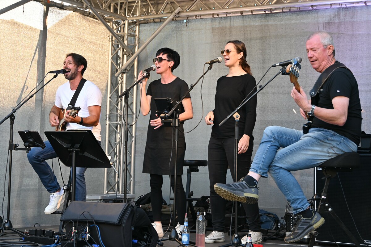 „George & Michael & Friends“ sorgen mit einem einzigartigen Mix aus Groove, Rock, Country und Pop für eine mitreißende Atmosphäre.
