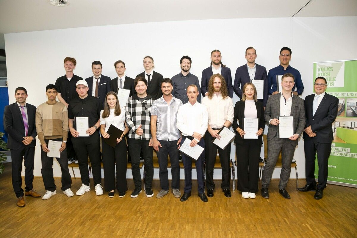Glückliche Maturantinnen und Maturanten an der VHS Götzis 2024. ⇒VHS Götzis