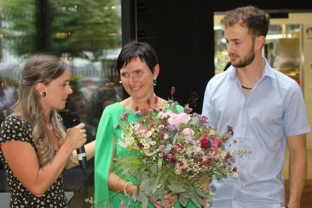 Glückwünsche und Blumen für Natalie Läßer gab es von ihren Kindern Jaqueline und Mario. ⇒STP