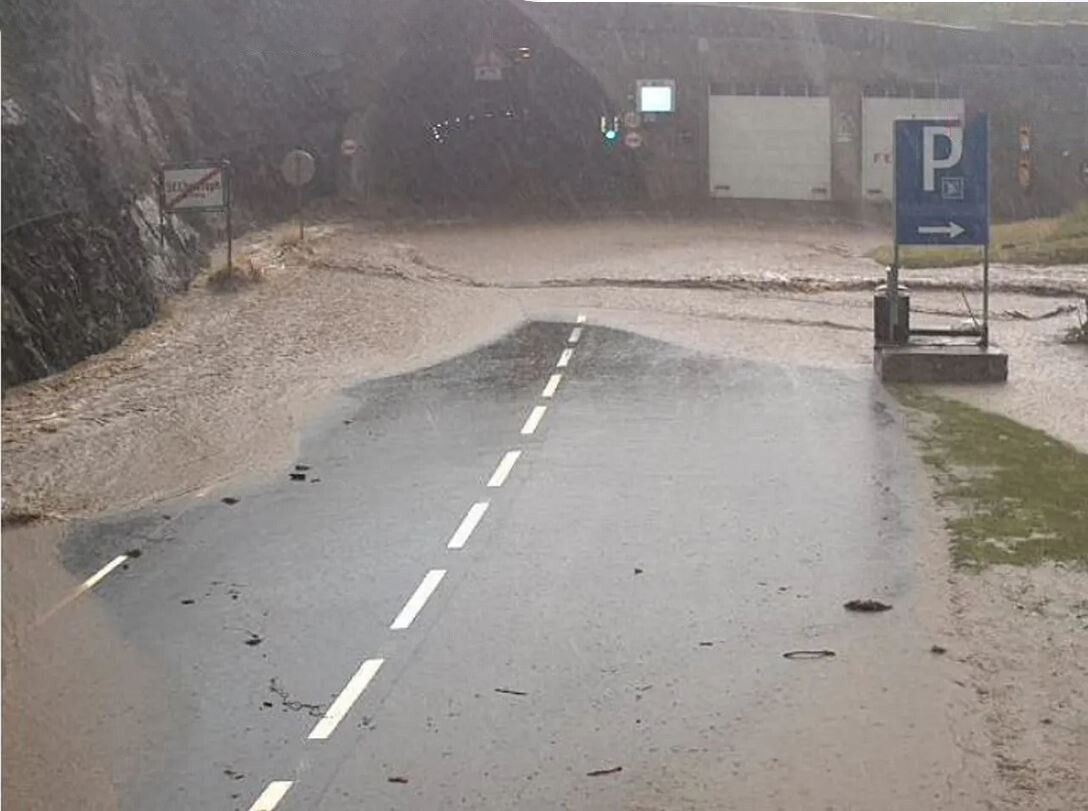 Große Wassermengen in kurzer Zeit auf der B 197 Arlbergstraße.