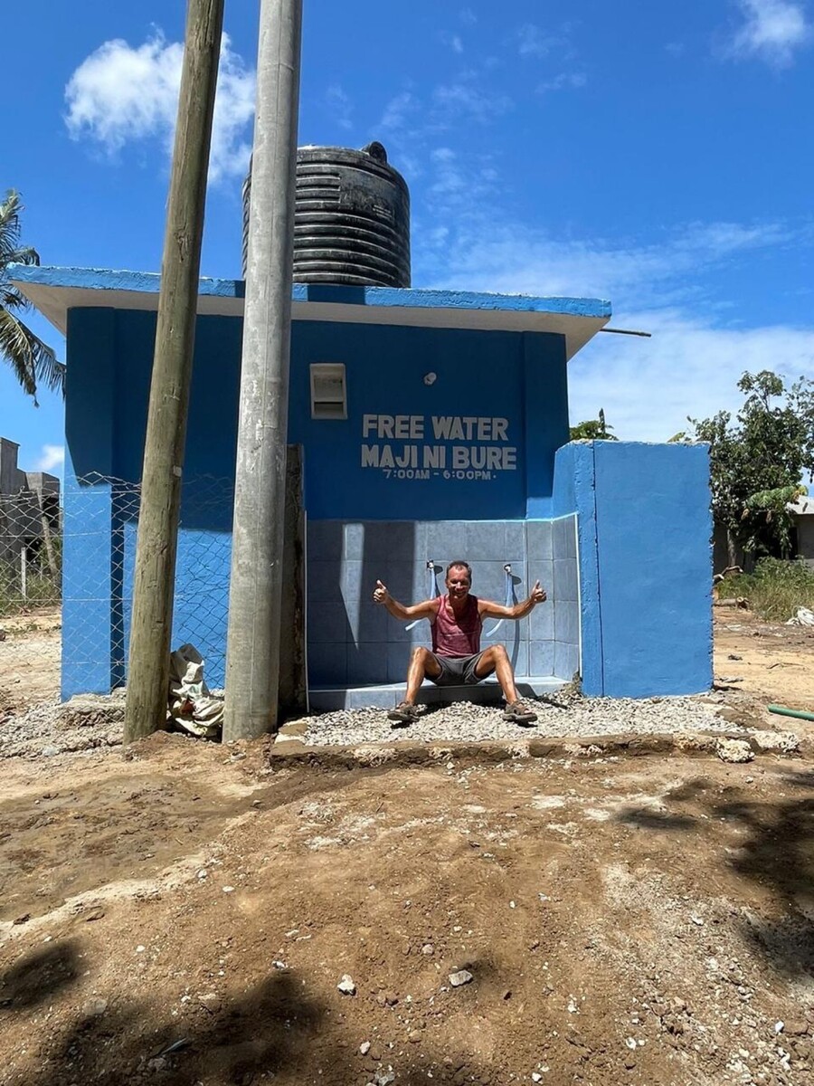 Heinz Rützler freut sich über das Trinkwasser.