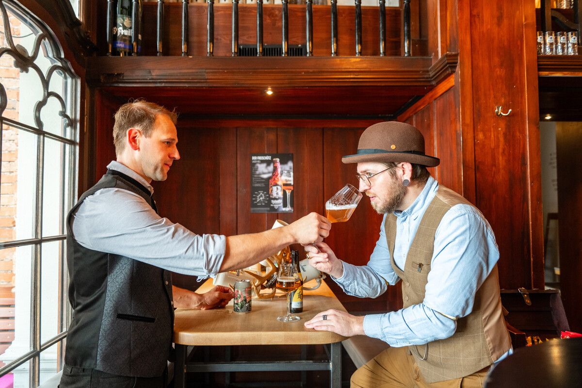 Hubert Kinz (l.), Betreiber des Gasthofs zum Goldenen Hirschen und Biersommelier Matthias Höfner. ⇒VN/rhomberg