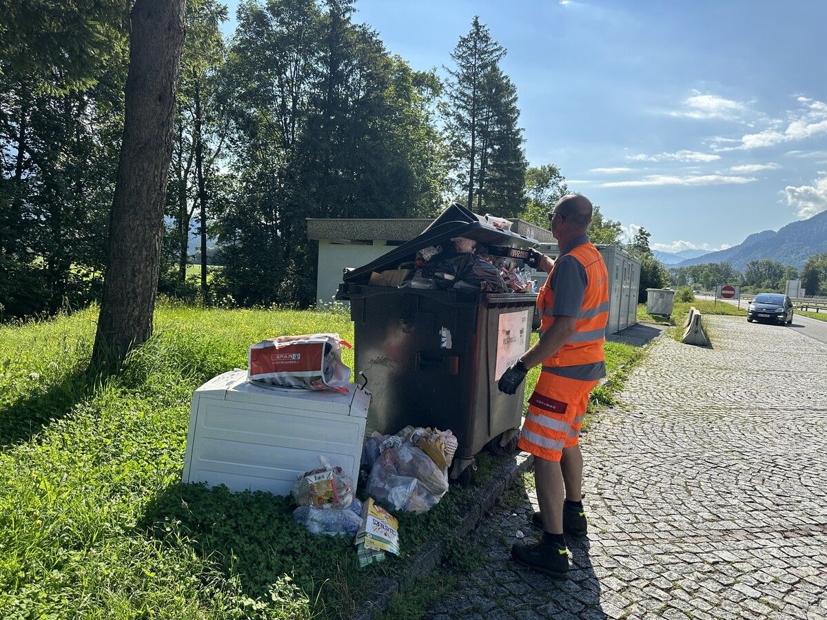 Im wahrsten Sinn des Wortes alle Hände voll zu tun hat der Streckendienst bei der Müllentsorgung. ⇒VOL/Mayer