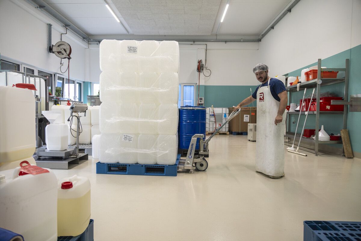 In den neuen, großzügigen, topmodernen und natürlich hygienetechnisch einwandfreien Betriebsräumlichkeiten werden die Tauchmassen hergestellt. ⇒VN/Paulitsch