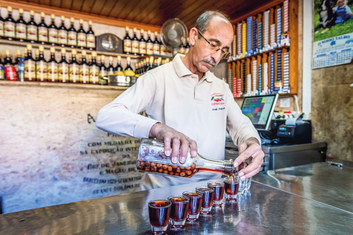 In der A Ginjinha Bar wird der Sauerkirschlikör mit geübten Bewegungen ausgeschenkt. Shutterstock (6)