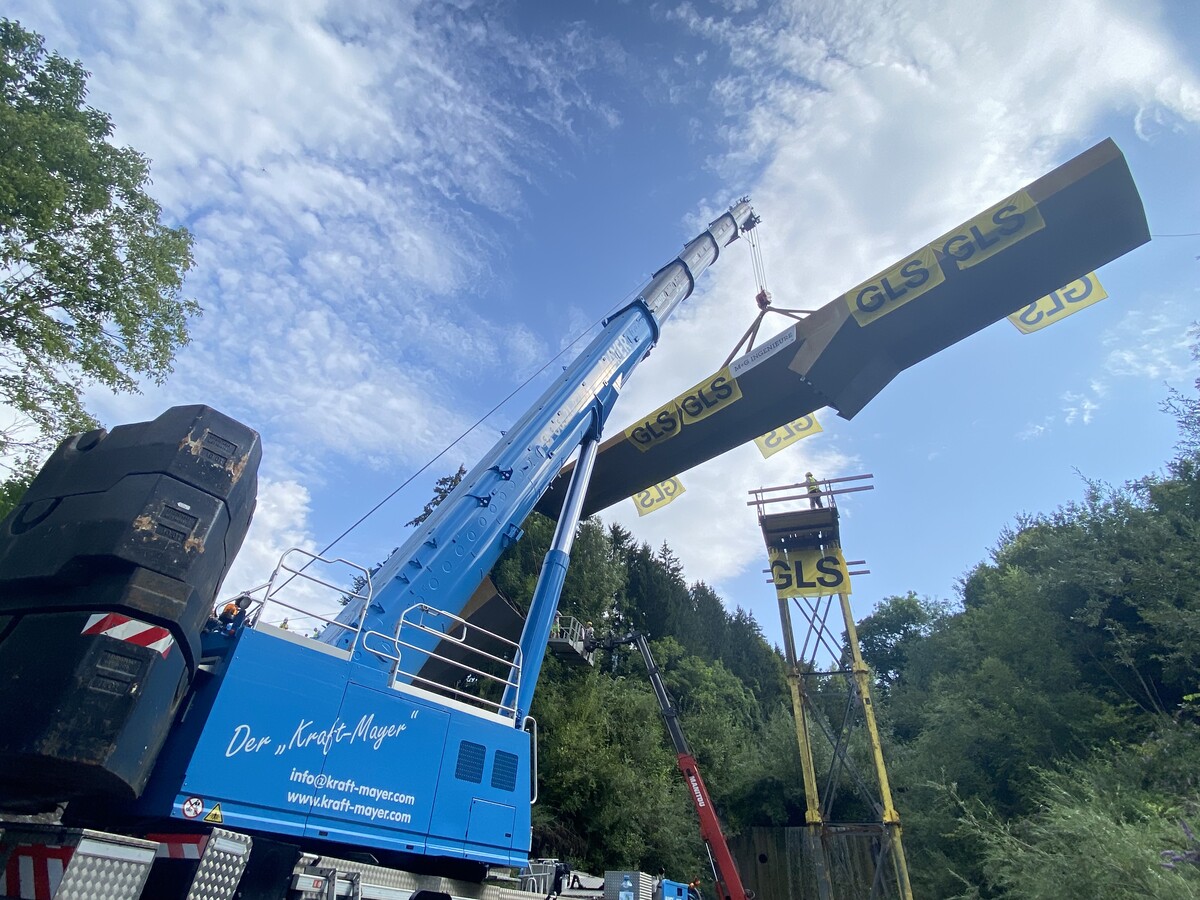 In drei Etappen wird die Radbrücke eingesetzt. VN/Rauch (3)