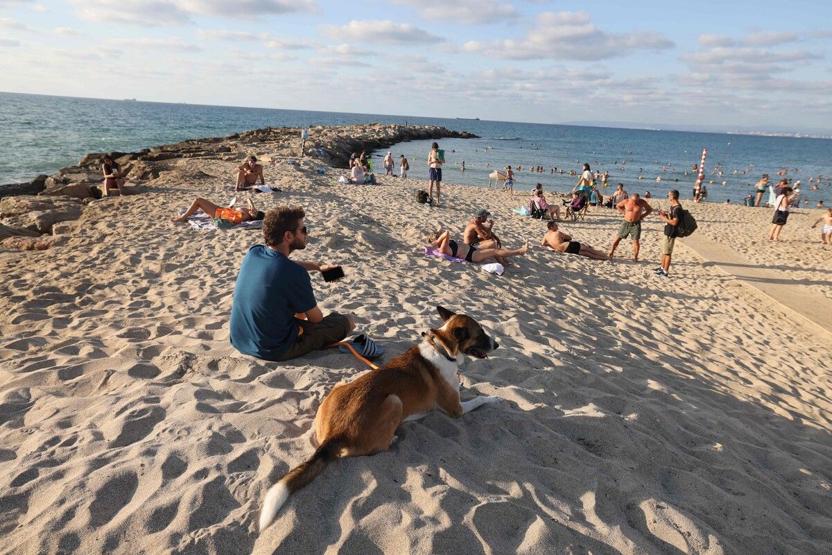 In Haifa, im Norden Israels, wird ein größerer Angriff erwartet. Am Sonntag genossen dennoch viele Menschen das Wetter. AFP
