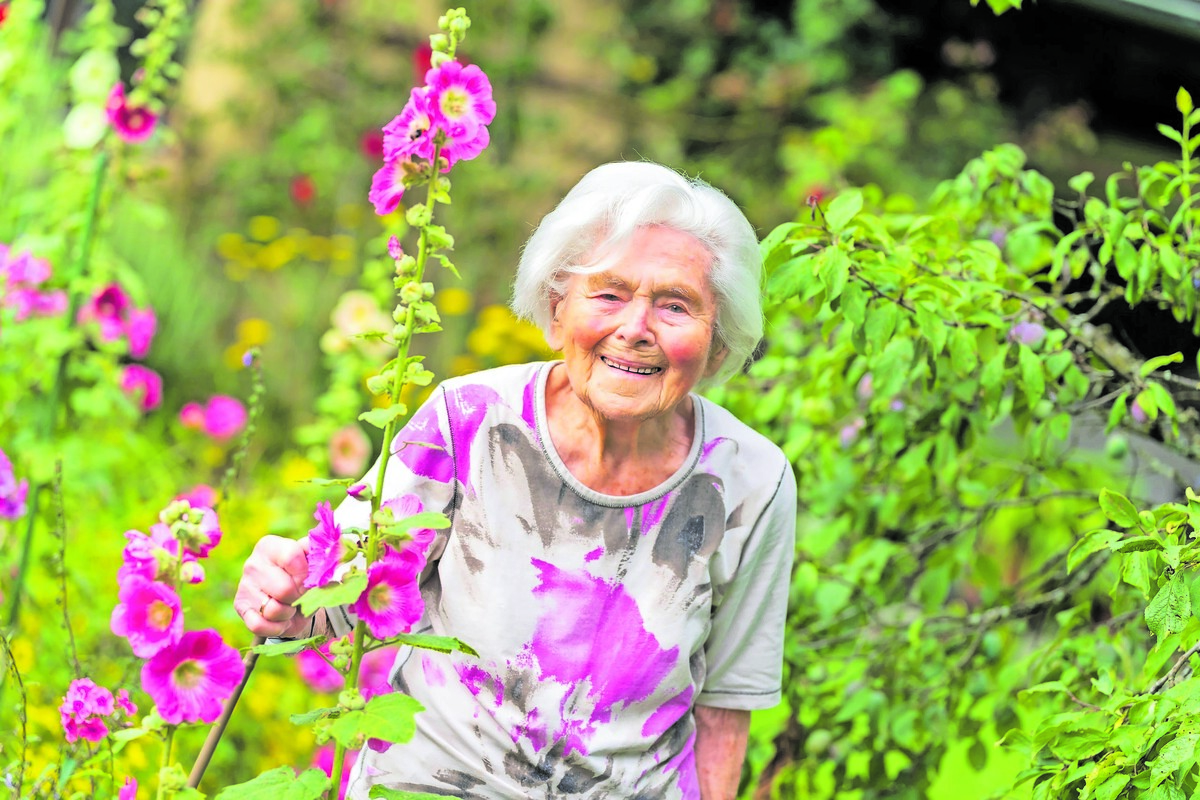 In ihrem schönen Garten hält sich Gertrud Thurnher gerne auf. ⇒Stiplovsek