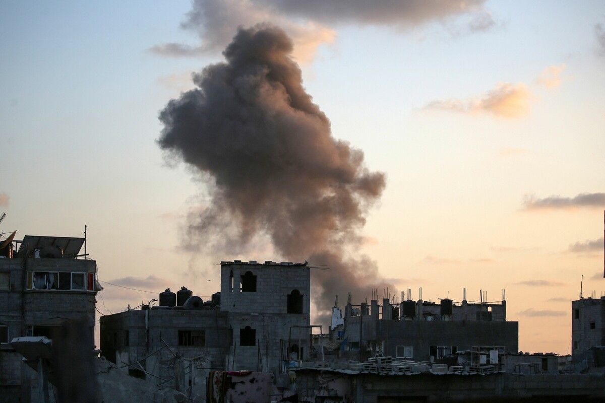 Israel bombardierte ein Gebäude im Flüchtlingslager Nuseirat im Gazastreifen, aus dem Raketen abgeschossen wurden. ⇒AFP