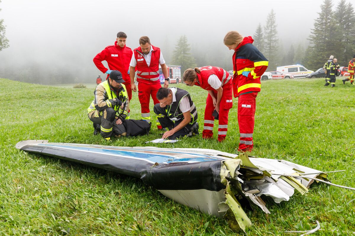 Jäger fanden Wrackteile auf, wenig später stießen die Einsatzkräfte zum Fundort hinzu.