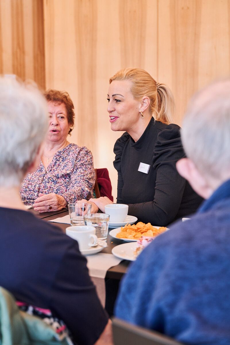 Jasmin Rach-Loacker referiert zum Demenz-Café in Lustenau.⇒Aktion demenz