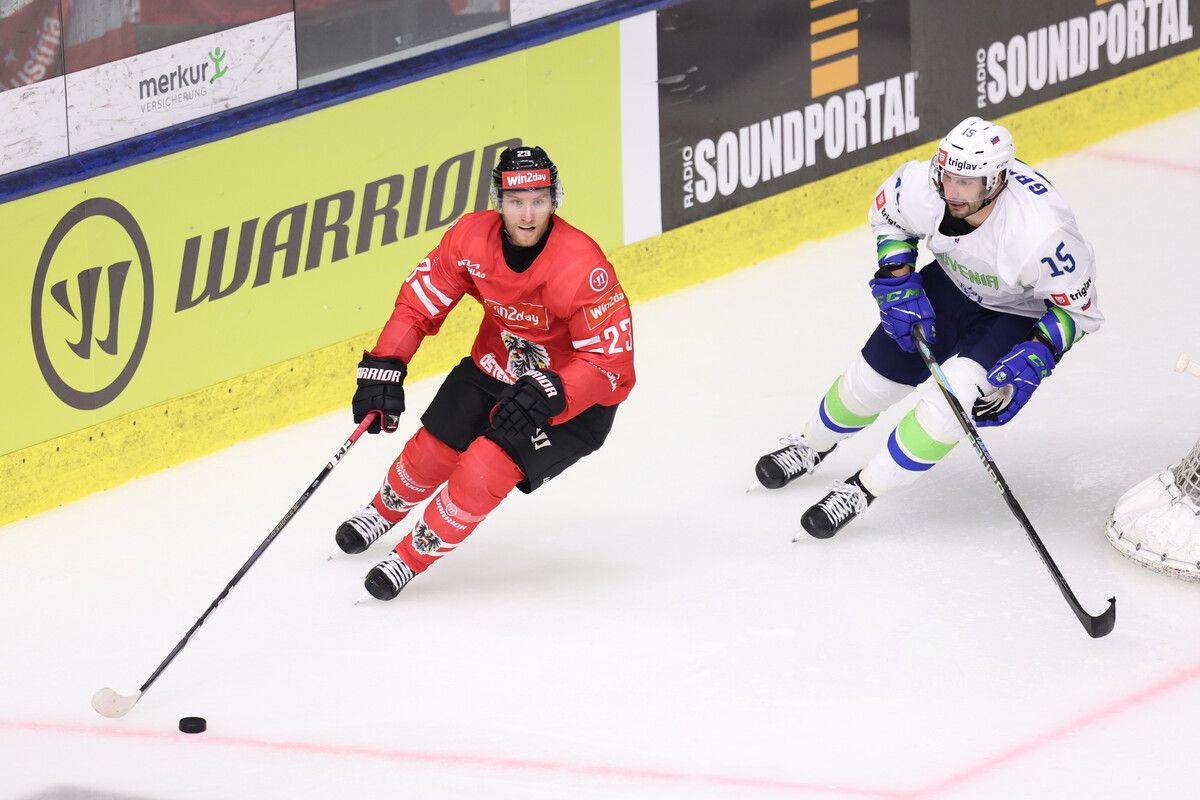 Johannes Bischofberger (l.) will sich mit Österreichs Eishockey-Nationalteam für die Olympischen Spiele 2026 qualifizieren.⇒Gepa