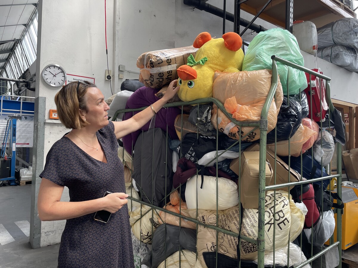 Karoline Mätzler und das Team des Kleidersortierwerks haben es auch mit Sachen zu tun, die den Bedarf übersteigen.VN/MEF