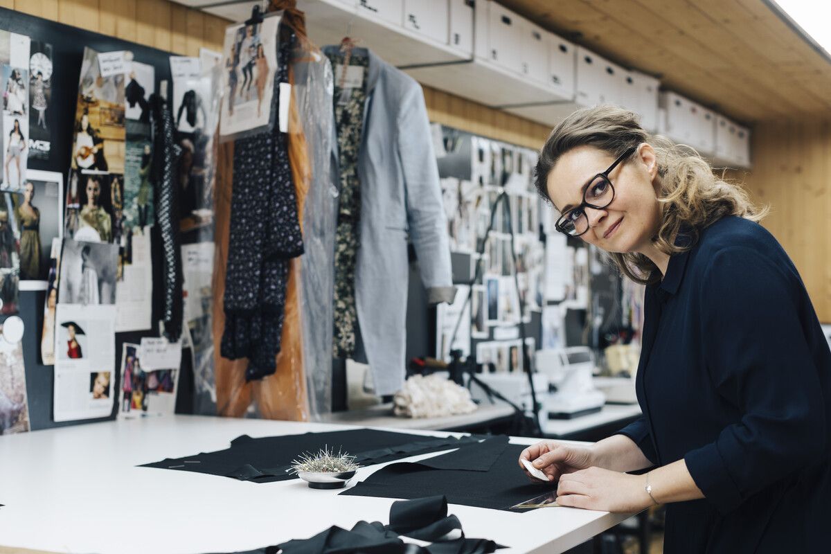Kerstin Resch Köck fertigt die Kostüme in ihrem Atelier in Altach. ⇒Lisa Mathis