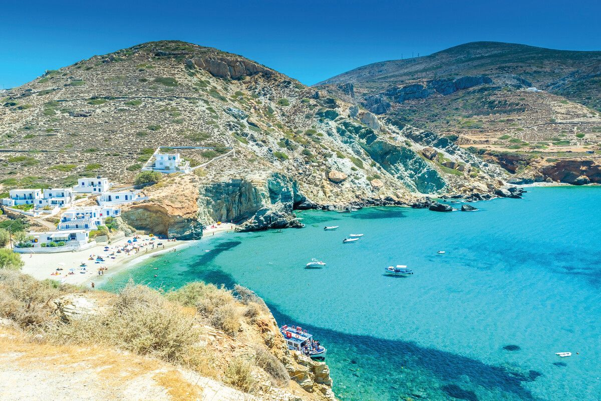 Kristallklares Wasser am Strand von Agali auf Folegandros. Die Insel steht Santorin diesbezüglich in nichts nach. Shutterstock