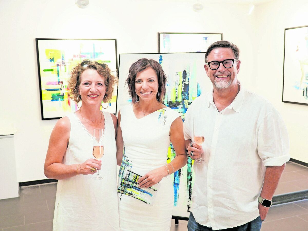 Künstlerin und Galeristin Elisabeth Rosche (M.) mit Elke Kindle und Marcus Vogt bei der Ausstellungseröffnung. ⇒sie