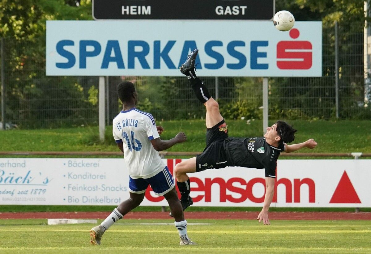 Luca Siegl bei einer Abwehraktion. ⇒FC Sulz