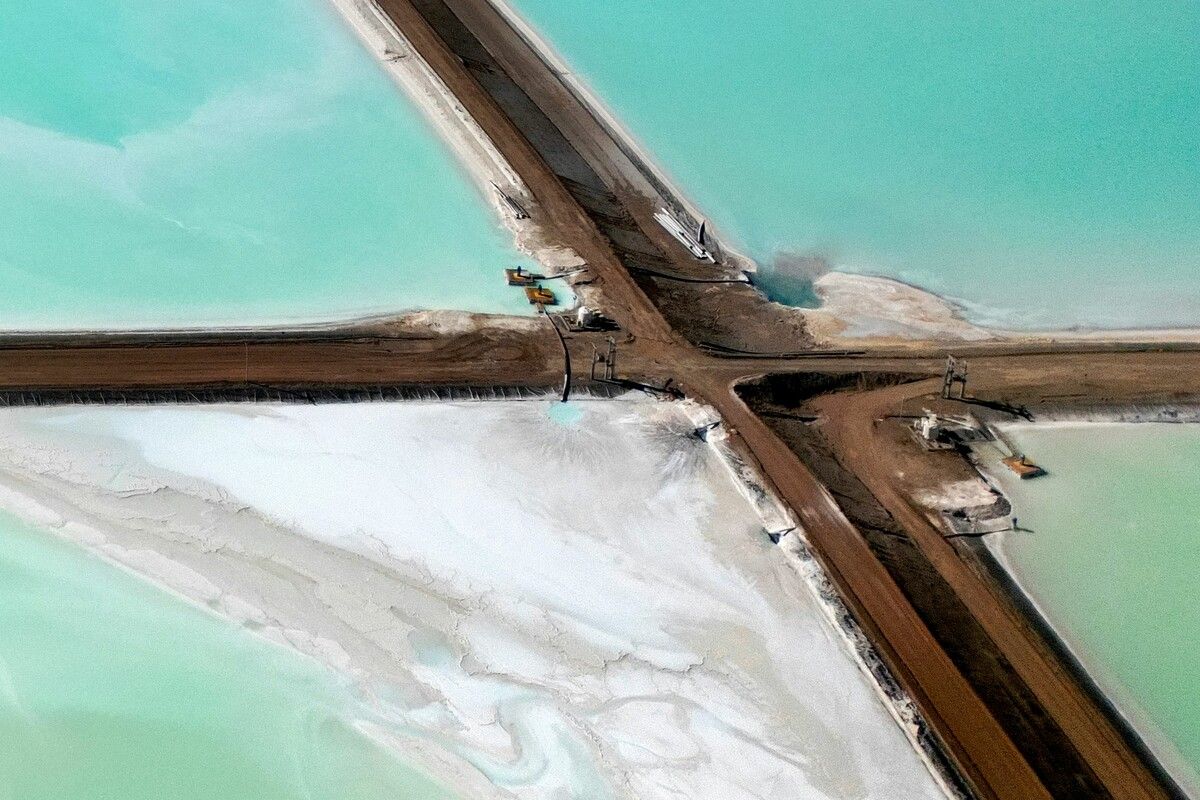 Luftaufnahmen zeigen Becken für die Lithiumgewinnung in Argentinien, das mit Chile und Bolivien das sogenannte „Lithiumdreieck“ bildet. AFP