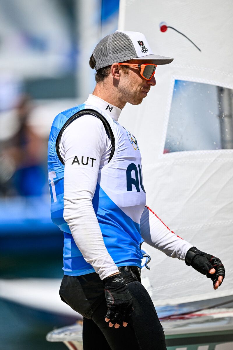 Lukas Mähr musste lange warten, am Ende ging sich kein Rennen aus.⇒World Sailing