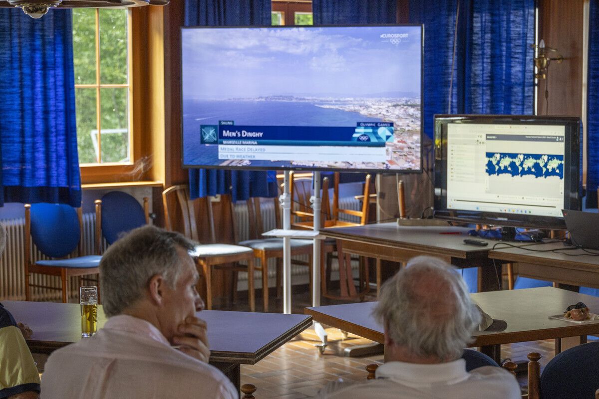 Männer, die auf Bildschirme starren: Im Yachtclub Bregenz wurde mitgefiebert.⇒Paulitsch