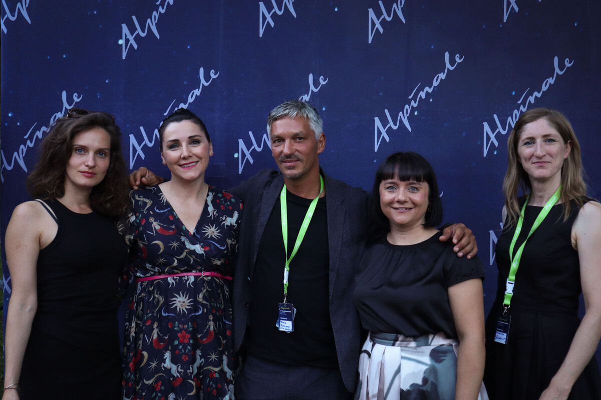 Manuela Mylonas und Rebekka Rinderer von der ALPINALE freuten sich gemeinsam mit Alma Hasun, Faris Rahoma und Veronika Schubert über den gelungenen Abend.