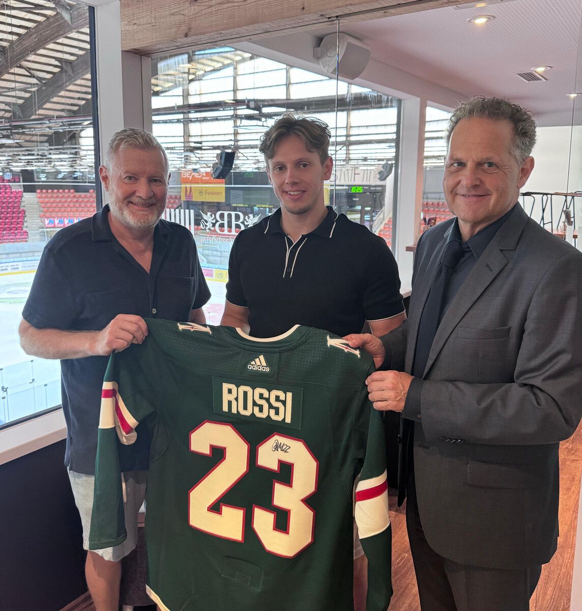 Marco Rossi übergab ein Trikot an Reinhard Lampert (l.) und Michael Brandauer.Kofler