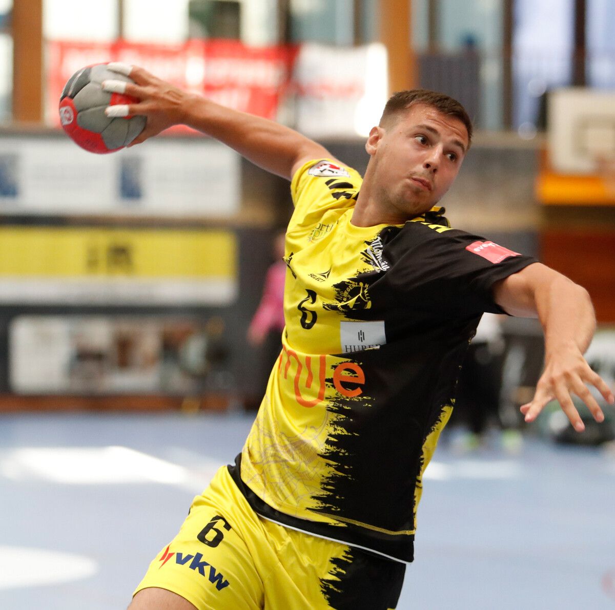 Markus Mahr im neuen gelb-schwarzen Trikot von Bregenz Handball.⇒Friderichs