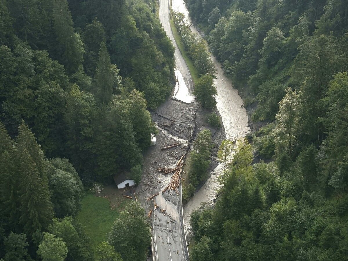 Mehrere Straßen, wie hier in St. Johann im Pongau, wurden verschüttet.⇒APA/FF ST. JOHANN