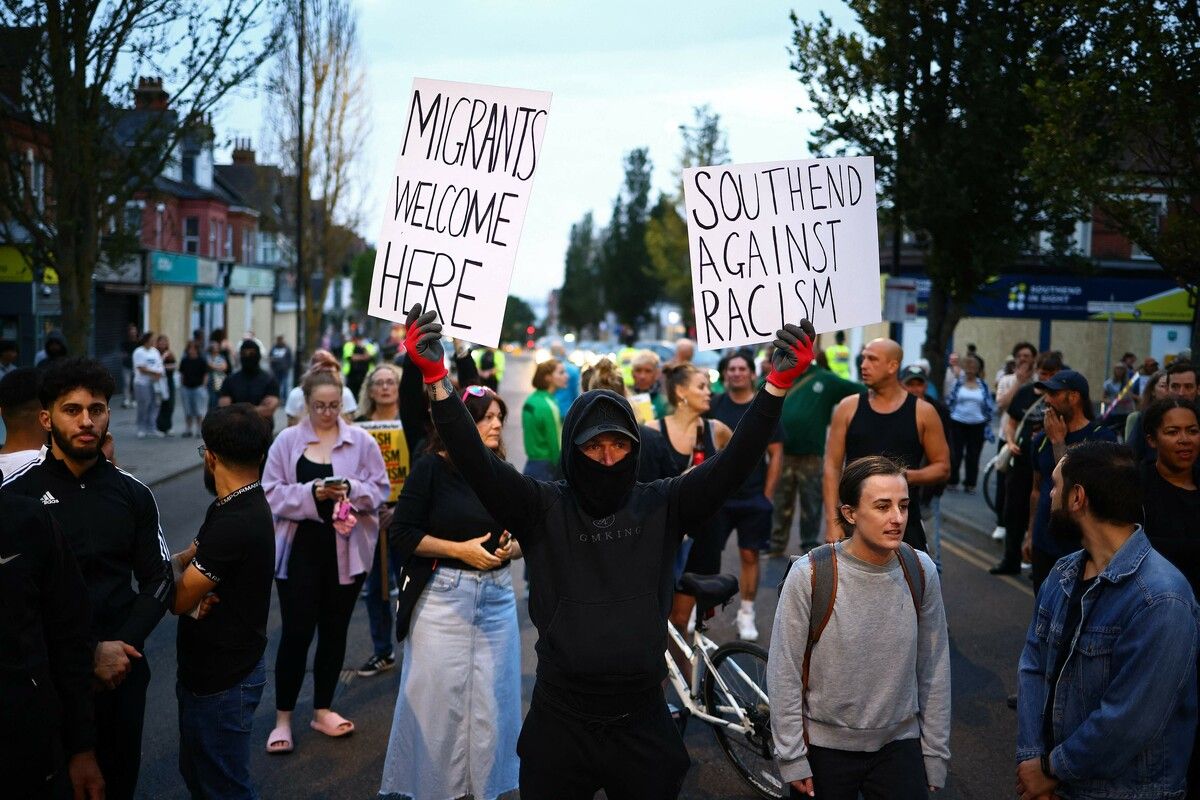 Menschen demonstrieren gegen einen von rechtsextremen Aktivisten aufgerufenen Anti-Einwanderungsprotest in Ostengland. AFP