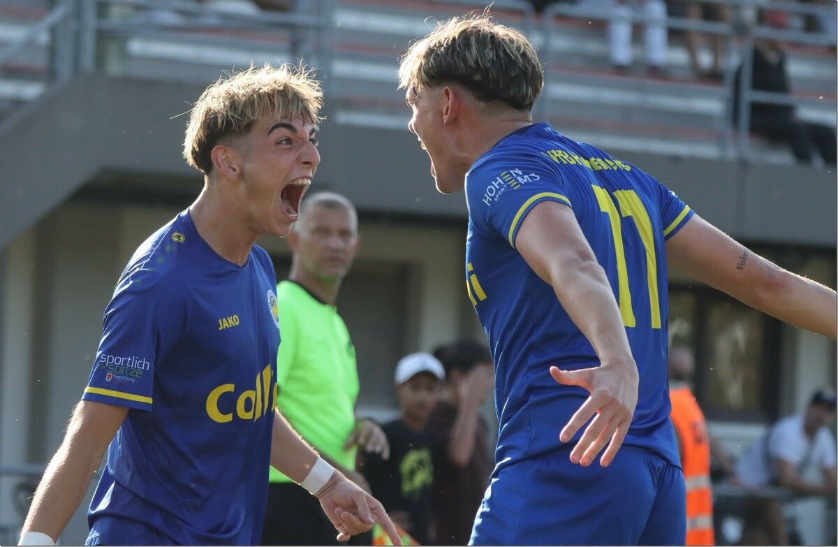 Mert Ünal und Philipp Gassner bejubeln den 1:0-Sieg im Derby über den FC Dornbirn.⇒thomasknobel