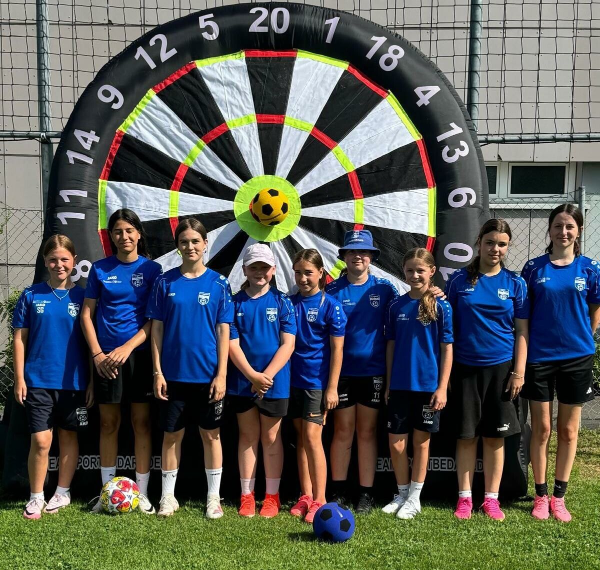 Mit dem Fußball wurde auf eine große Dartscheibe geschossen.⇒