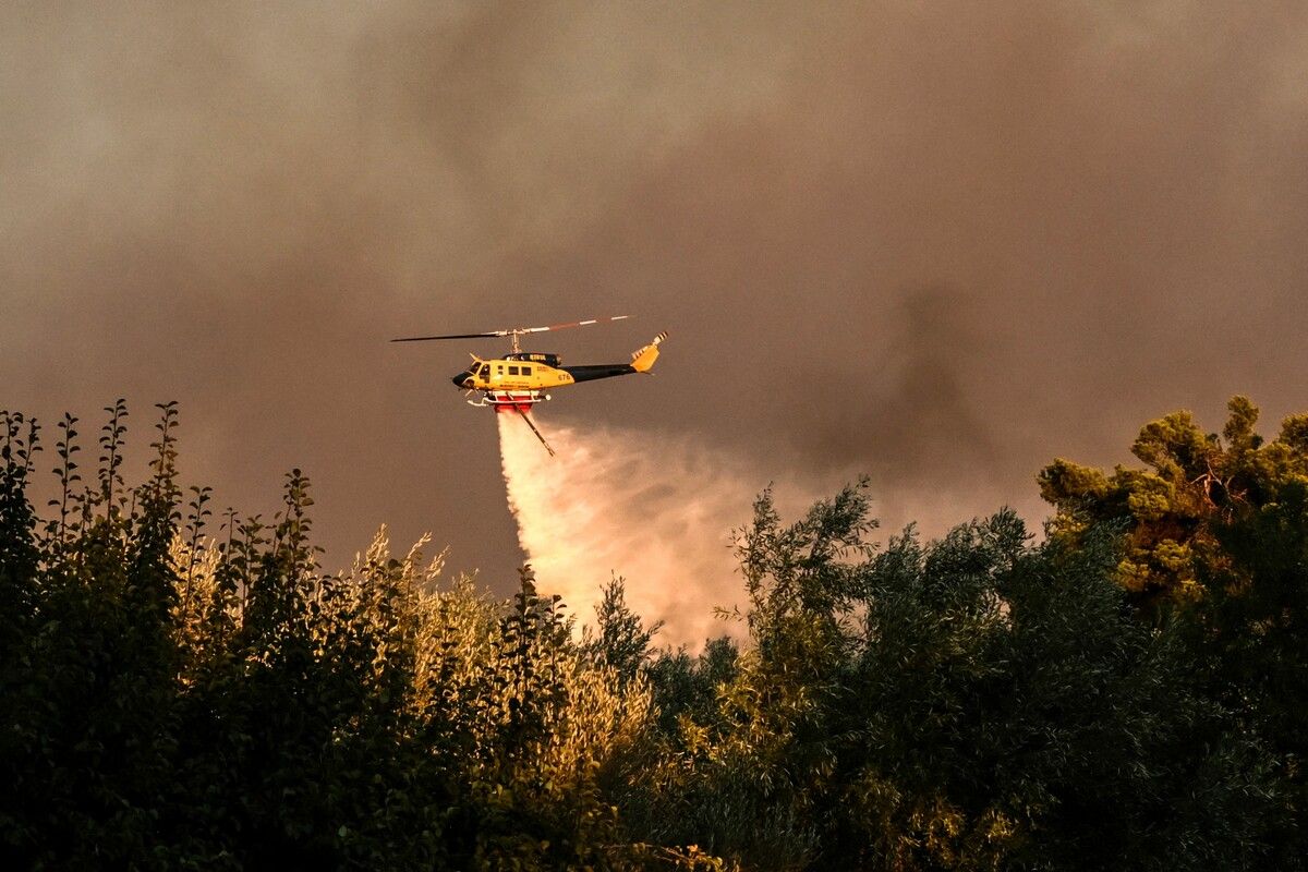 Mit Löschhubschraubern bekämpft die Feuerwehr den Großbrand.⇒afp