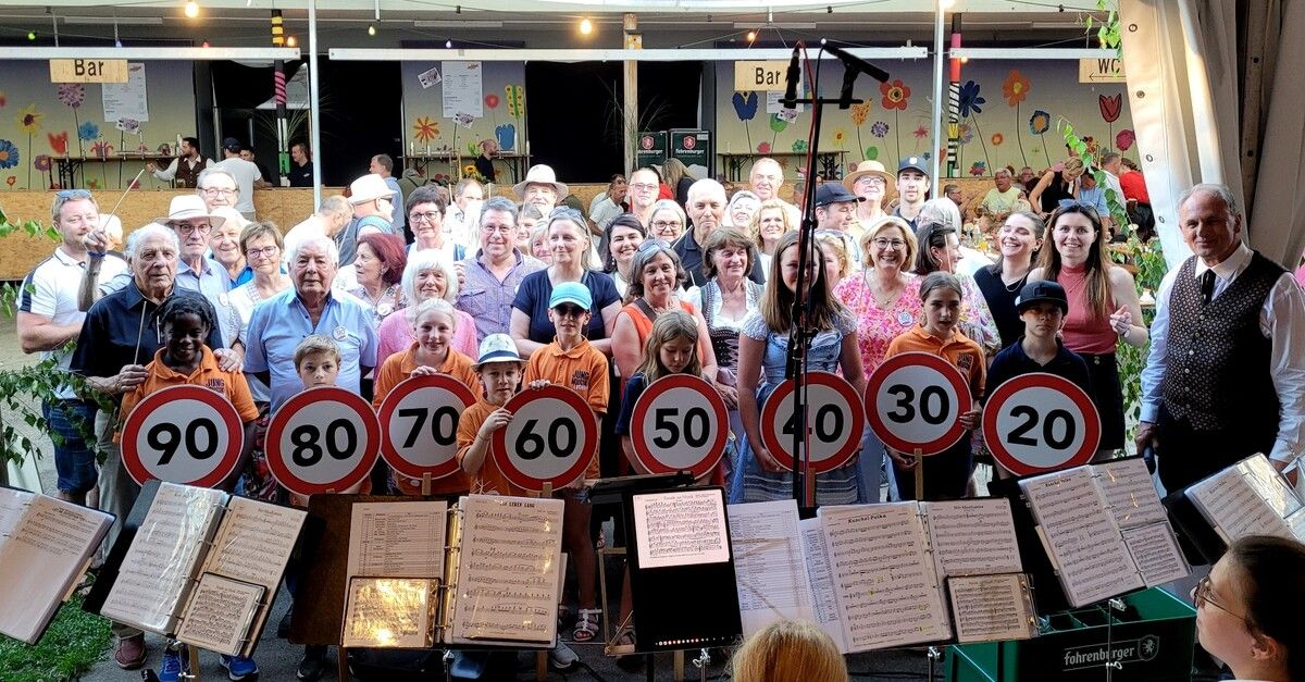 Nach dem gemeinsam dirigierten Geburtstagsständchen feierten die Leiblachtaler Jubiläums-Jahrgänger beim „50. Lochauer Dorffest“ mit dem MV Fußach und dem „Wälder Echo“ ein tolles gemeinsames Fest. ⇒Schallert/BMS