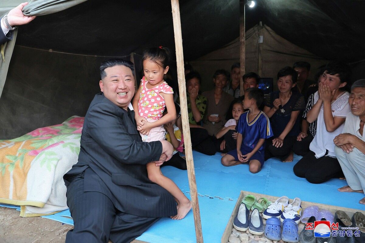 Nach den schweren Unwettern besuchte Nordkoreas Machthaber Kim Jong Un ein betroffenes Gebiet in der Provinz Nord-Phyongan. AFP