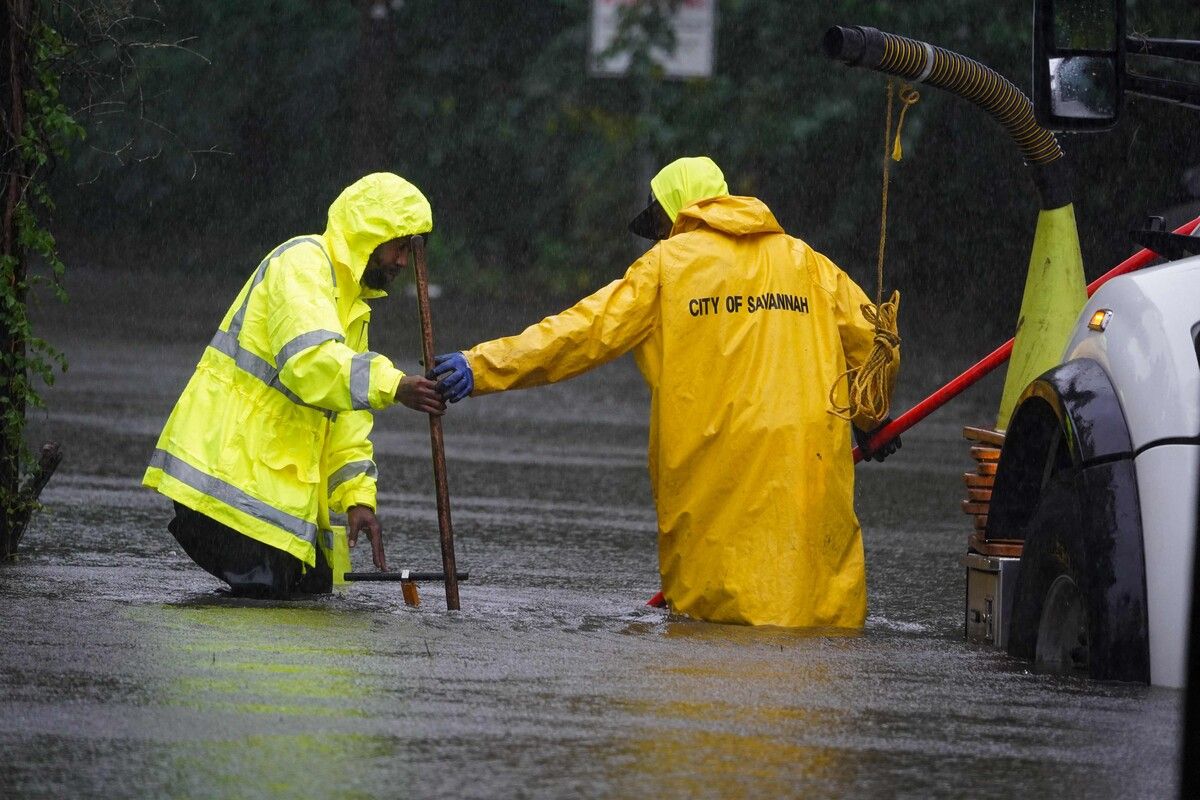 Nach heftigen Niederschlägen standen ganze Straßenzüge unter Wasser. ⇒AFP