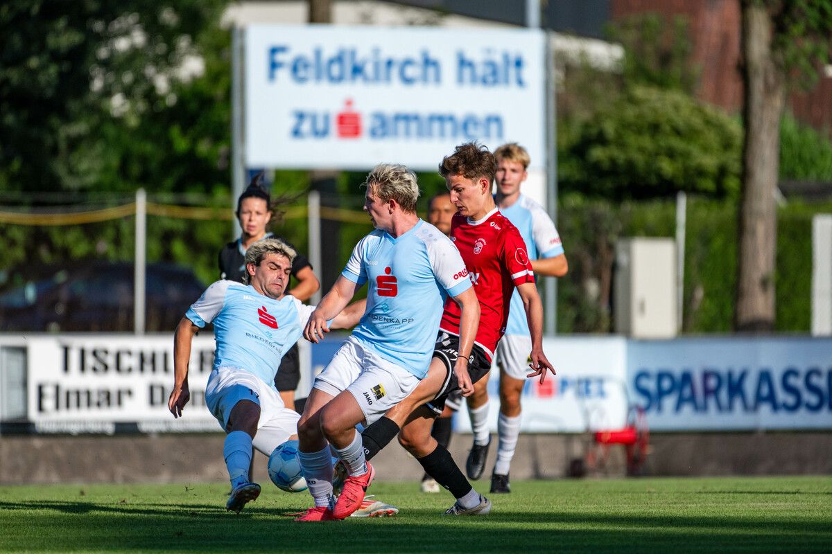 Nach torlosen 90 Minuten sahen die Zuschauer in Feldkirch ein spannendes Elfmeterschießen mit einem besseren Ende für die Gäste vom FC Rotenberg.⇒Rhomberg