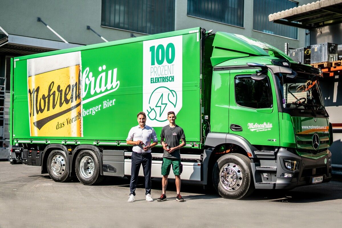 Nachhaltig Mohrenbräu transportiert ab sofort Bier und Waren mit dem E-Lkw. Der Elektro-Lastwagen deckt kurze Wege ab und pendelt mehrmals täglich zwischen Brauerei und Lager hin und her. Strom für den Betrieb des Fahrzeugs liefern die eigenen PV-Anlagen. Mohrenbrauerei/Schneider