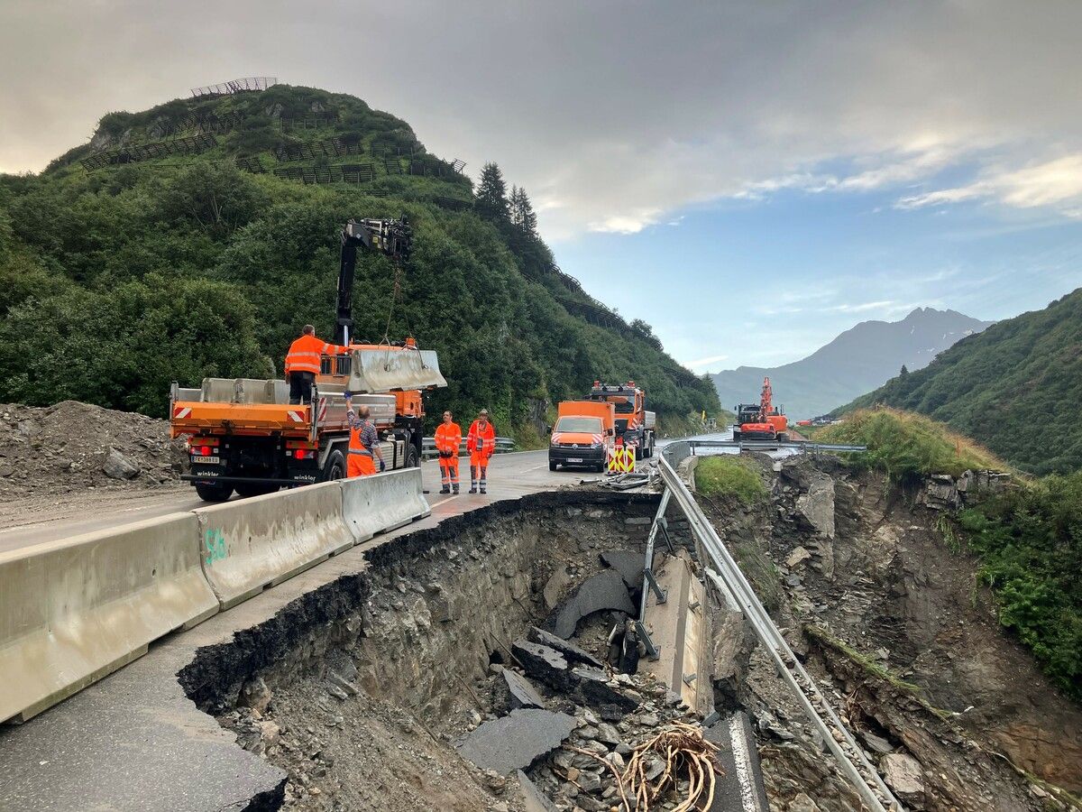 Neben der schwer beschädigten Arlbergpassstraße wurde eine provisorische Zufahrtsstraße in Richtung Tirol geschaffen. ⇒apa