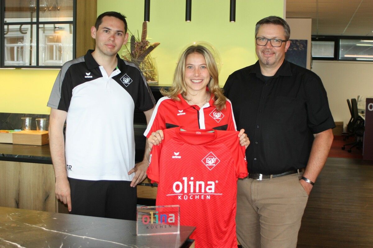 Neuzugang Lara Baldauf, Olina-Geschäftsführer Markus Tschohl (r.) und RW-Rankweil-Damen-Sportchef Manuel Dobler blicken optimistisch in die neue Saison. ⇒VN-TK