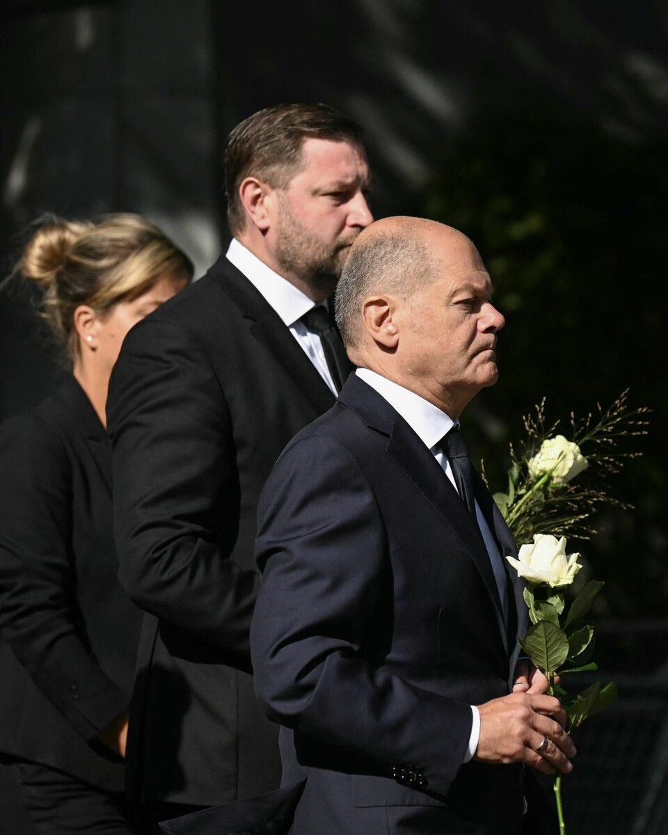 Olaf Scholz (r.) legte am Tatort in Solingen Blumen nieder. ⇒afp