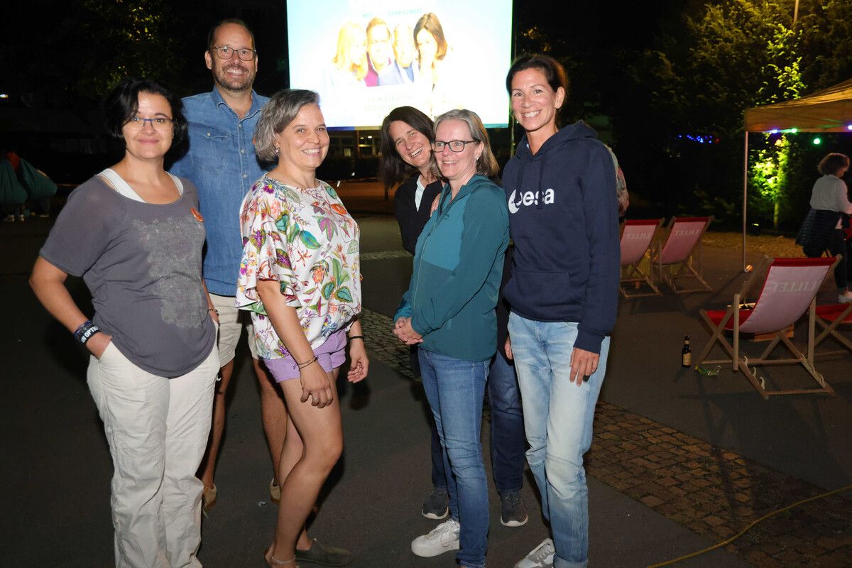 Organisationsteam des Sommerkinos: Martina Perou, Uli Lins, Wilma Lins, Silke Lenz, Monika Ströhle und Bianca Lins. ⇒AME