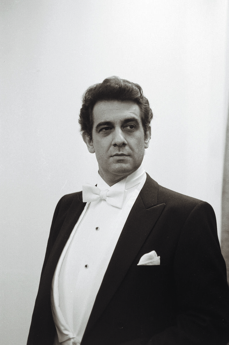 Placido Domingo wurde 1941 in Madrid geboren, lebte dann lange in Mexiko und gehörte jahrzehntelang mit Jose Carreras und Luciano Pavarotti zu den drei bekanntesten Tenören der Welt. Verdis Otello war eine seiner Paraderollen, mehrfach auf Schallplatte aufgenommen und mit ihm in der Hauptrolle sogar von Franco Zeffirelli verfilmt.⇒Oskar Spang, Stadtarchiv Bregenz