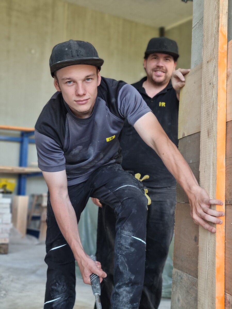 Praxis abseits der Baustelle erwerben: Tiefbau-Lehrling Maximilian Schädler in der firmeneigenen Lehrwerkstatt mit seinem Ausbilder Michael Spettel.⇒i+R Bau