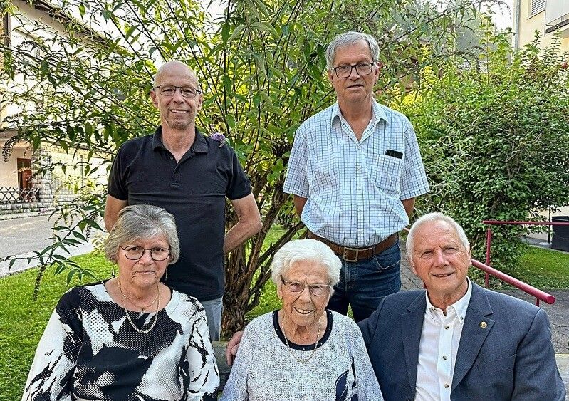 PVÖ Bürs gratuliert Anni Tschabrun zum 100er. ⇒PVÖ Bürs