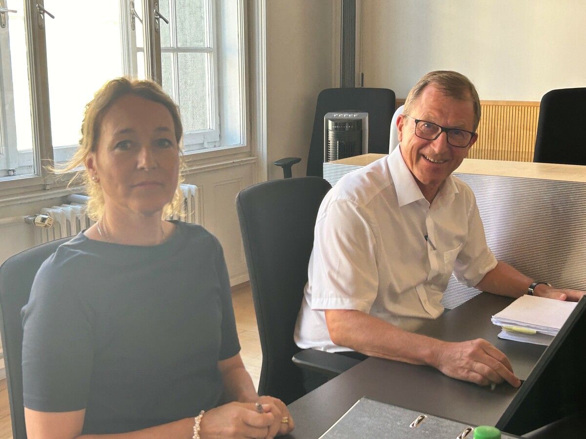 Rechtsanwalt Martin Mennel mit seiner Mandantin Judith Reichart. ⇒vn/gs
