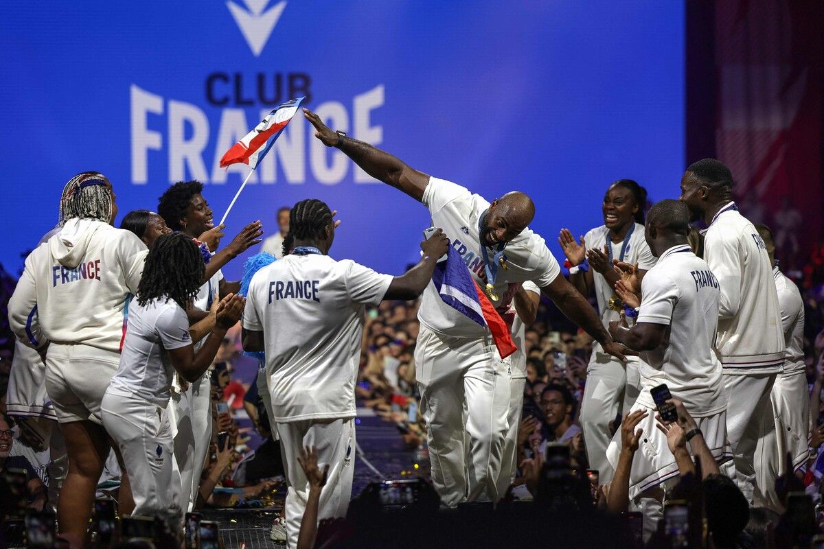 Rekord-Olympiasieger Teddy Riner und Teamkollegen bei der Siegesfeier.APA