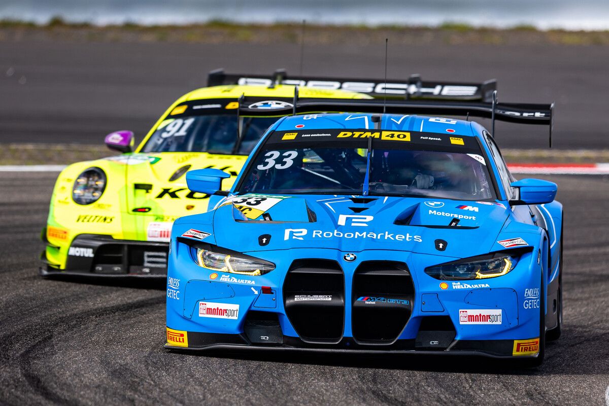 Rene Rast (im blauen BMW) im Zweikampf mit Thomas Preining.⇒DTM Motorsport (2)